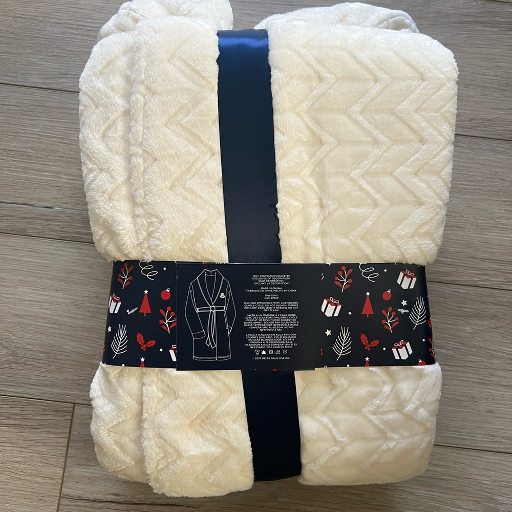 TH Jacquard plush robe MSRP $68